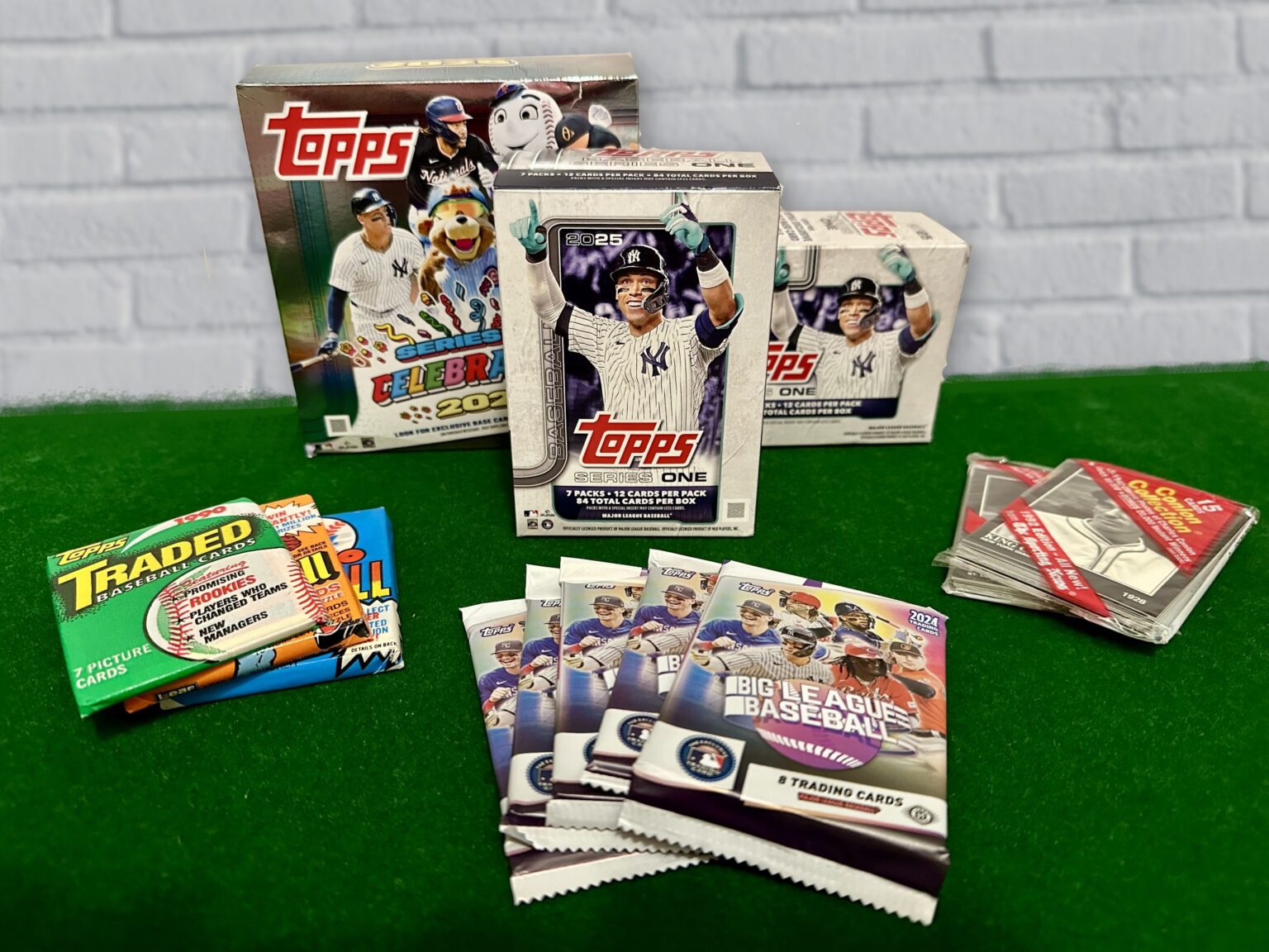 The Collector's Guide to Baseball Card Subscription Boxes - Home Team Box